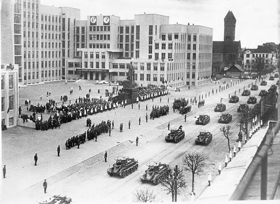 Chars soviétiques sur la place Lénine (aujourd'hui place de l'Indépendance), Minsk, 1935