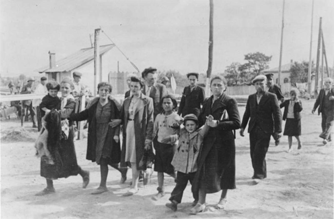 Романци ги водат на зборно место партизаните од еврејска националност и членовите на нивните семејства.
