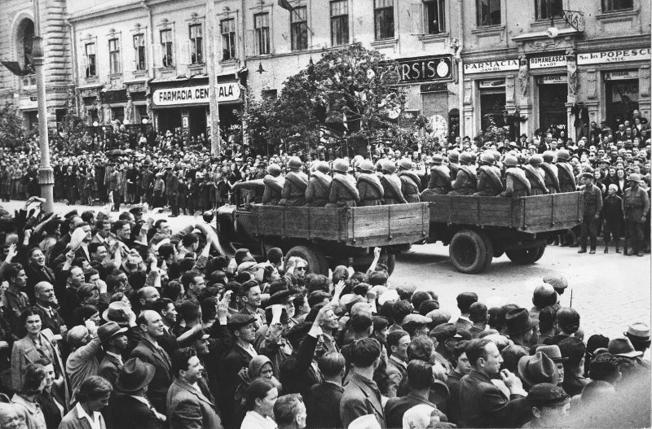 Suasana pada parade pengaksesan Bessarabia dan Bukovina Utara ke Uni Soviet di Chisinau, 4 Juli 1940. 