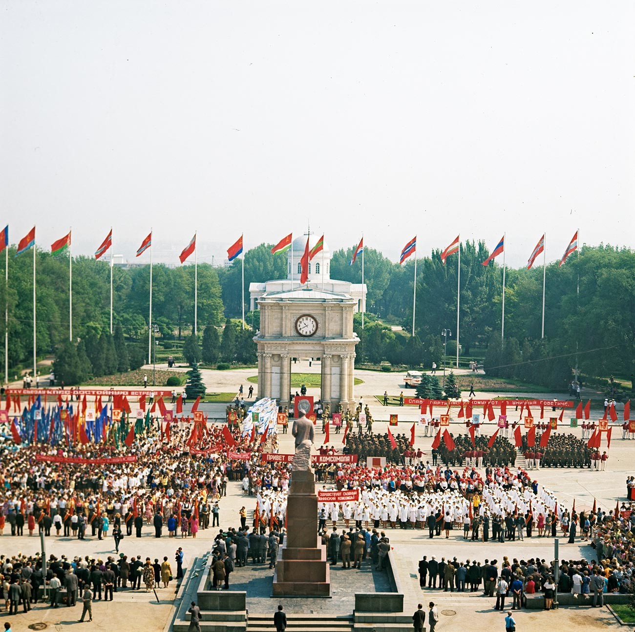 Perayaan Hari Kemenangan di Lapangan Kemenangan, Chisinau, 1976. 