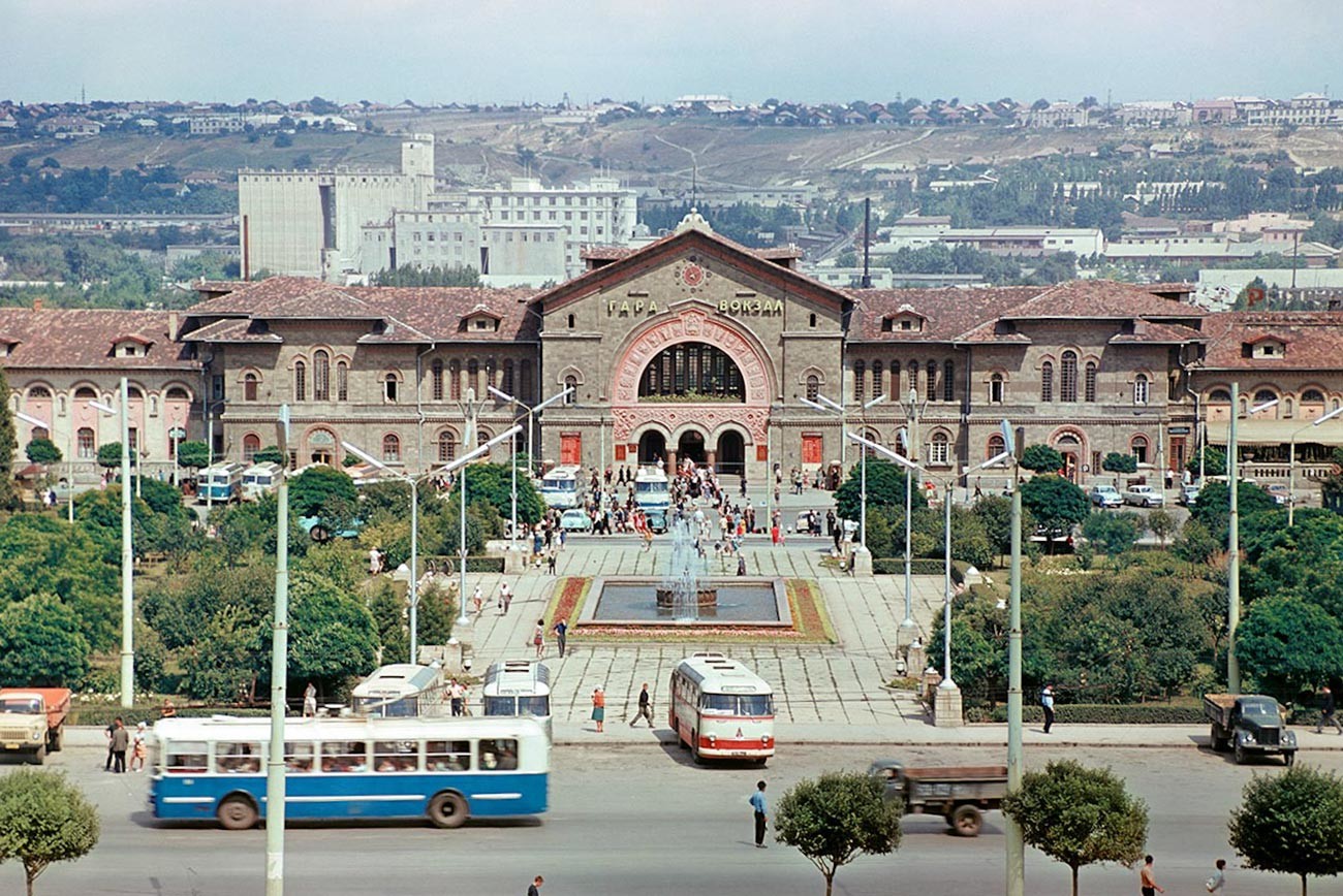 Stasiun kereta api dan alun-alun di Chisinau, 1967. 