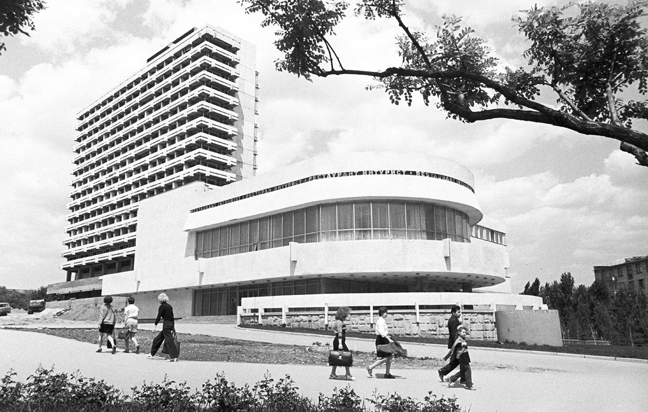 Hotel dan restoran Intourist sedang dibangun di Jalan Raya Lenin di Chisinau, 1974. 