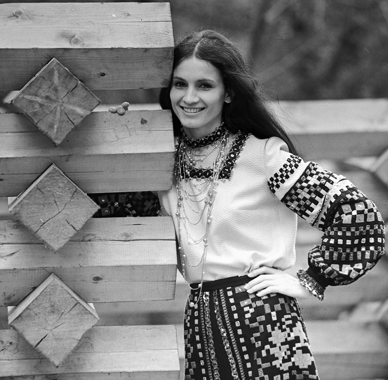 Sofia Rotaru, penyanyi etnis Moldavia yang terkenal di seluruh Soviet (dan masih populer sampai sekarang), 1974. 