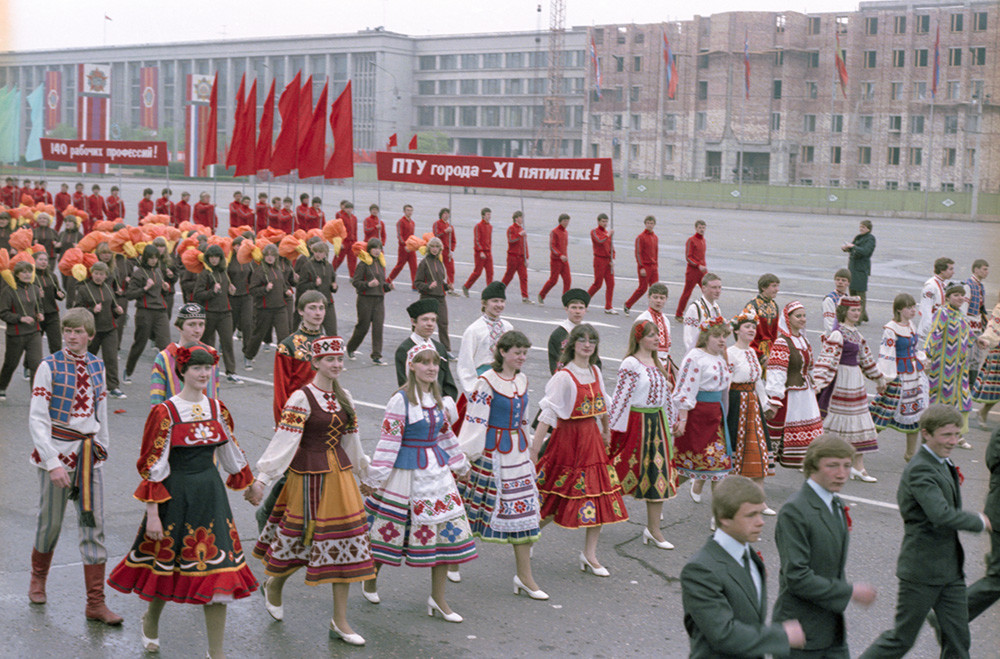 Жители на Минск на първомайска демонстрация през 1983 г. 
