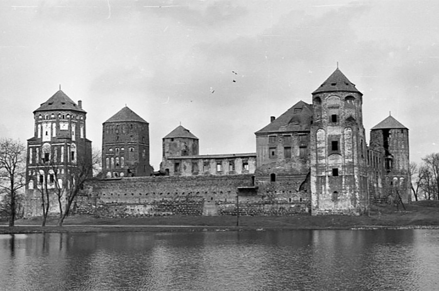 Während des Zweiten Weltkriegs nutzten die Deutschen die Burg Mir aus dem 16. Jahrhundert als jüdisches Ghetto. Nach der Befreiung durch die Sowjetunion wurde daraus ein Handwerks- und Kunstzentrum. Erst in den späten 1970er bis zu den frühen 1980er Jahren wurde das Schloss restauriert. 1978.
