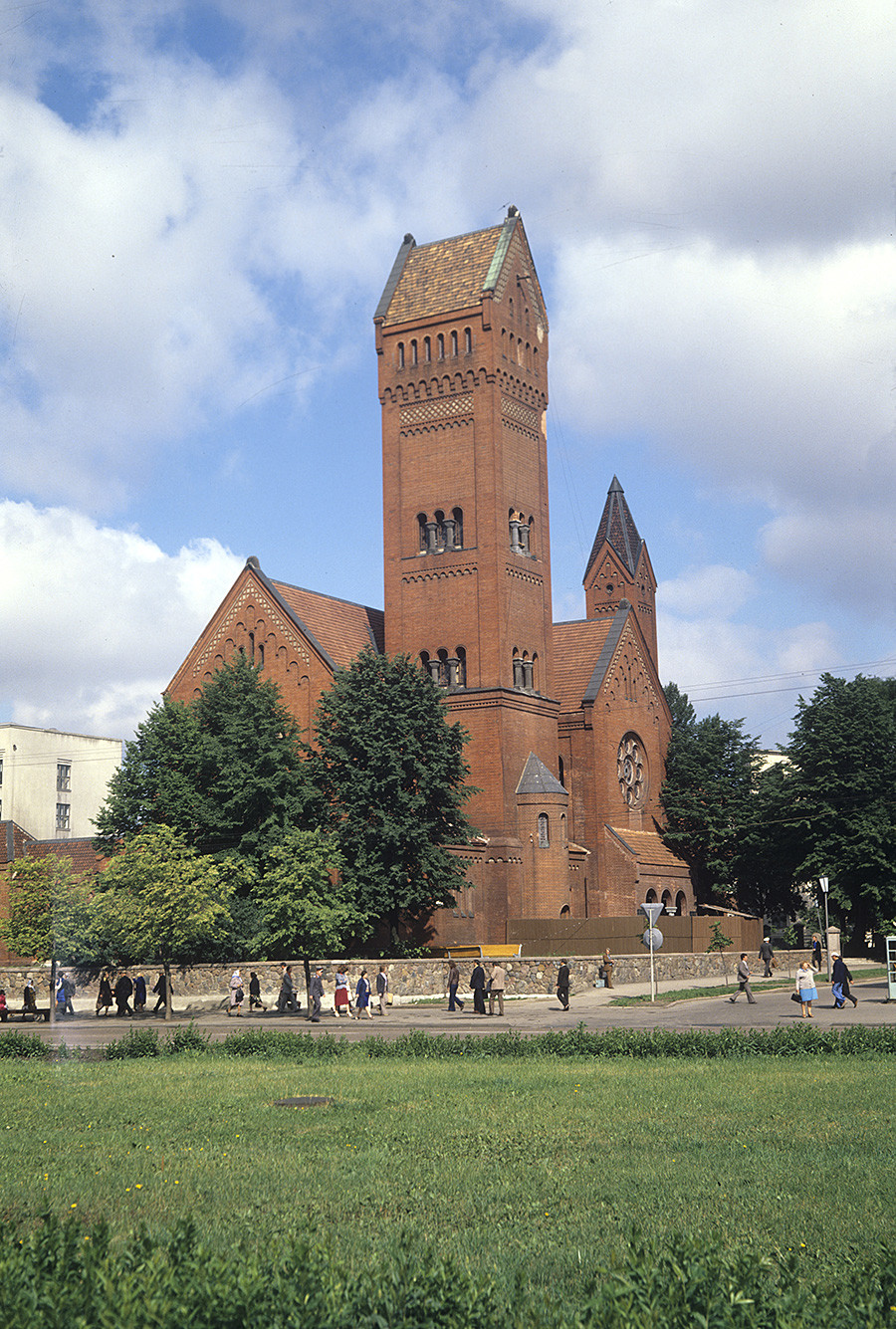 Die Rote Kirche (Kirche des heiligen Simon und der heiligen Helena) in Minsk wurde 1905 erbaut. Zu Sowjetzeiten wurde sie als Filmstudio genutzt, später als Kino und Museum. Nach dem Fall der UdSSR wurde sie wieder eine Kirche. Foto von 1983