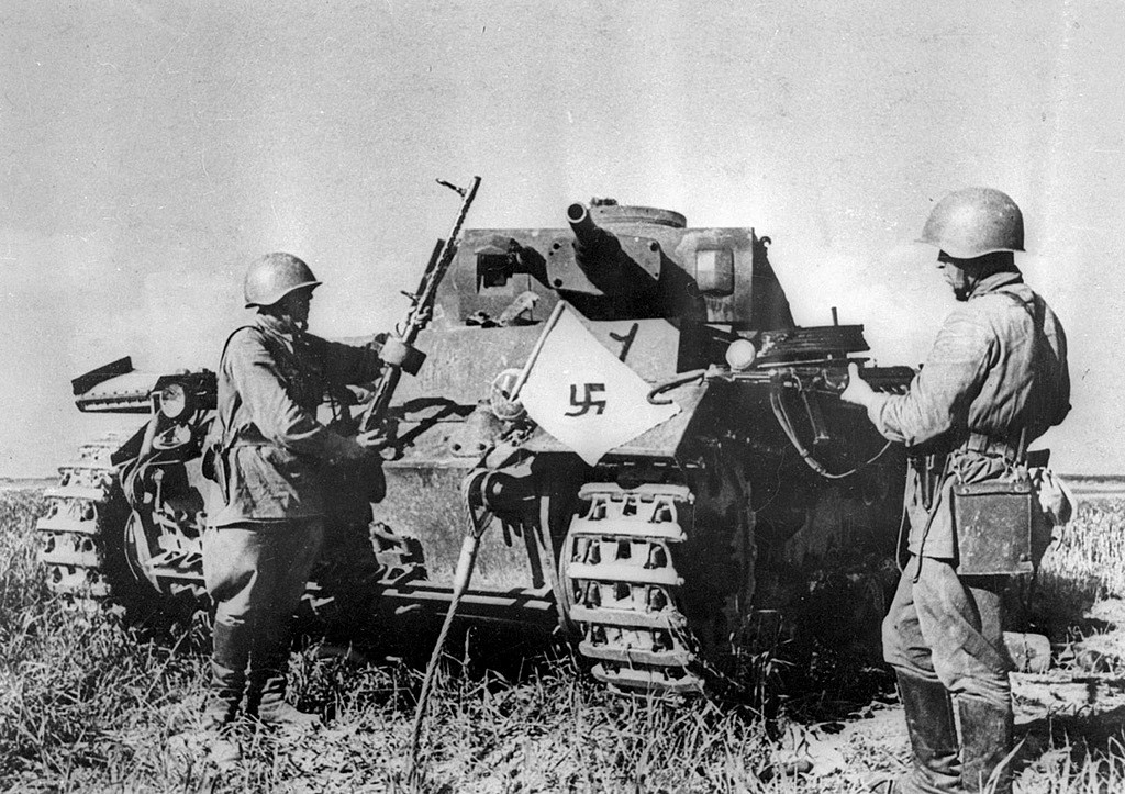 Sowjetische Soldaten neben einem zerstörten deutschen Panzer, Mogiljow, 1941
