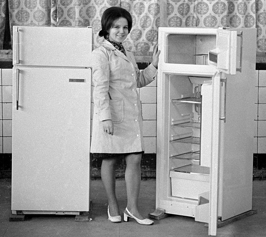 Eine Arbeiterin der Minsker Kühlgerätefabrik präsentiert den Minsk-7-Kühlschrank von 1973. Die Hälfte aller sowjetischen Häuser besaß dieses Gerät. 