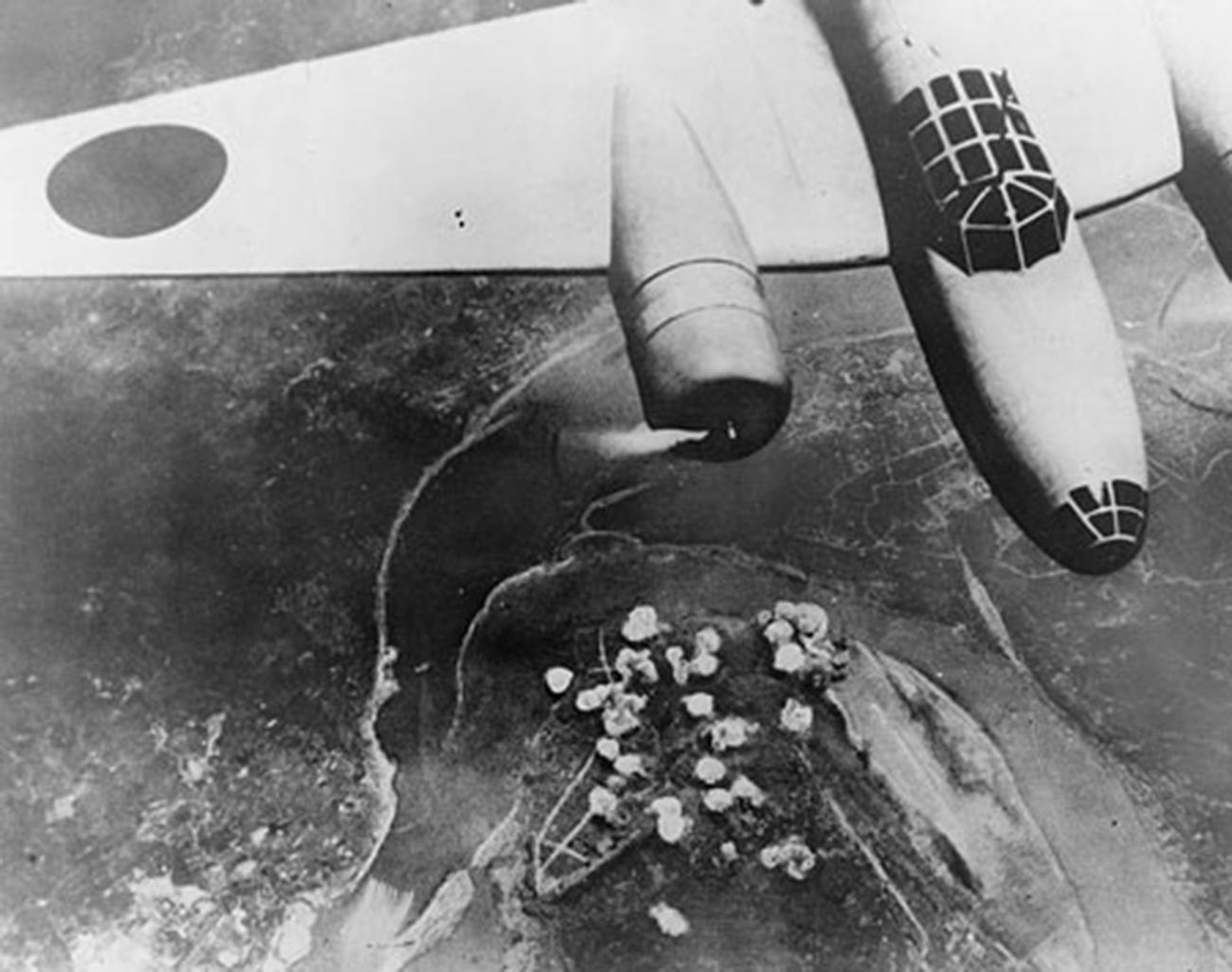 Japonski bombnik nad kitajskim mestom