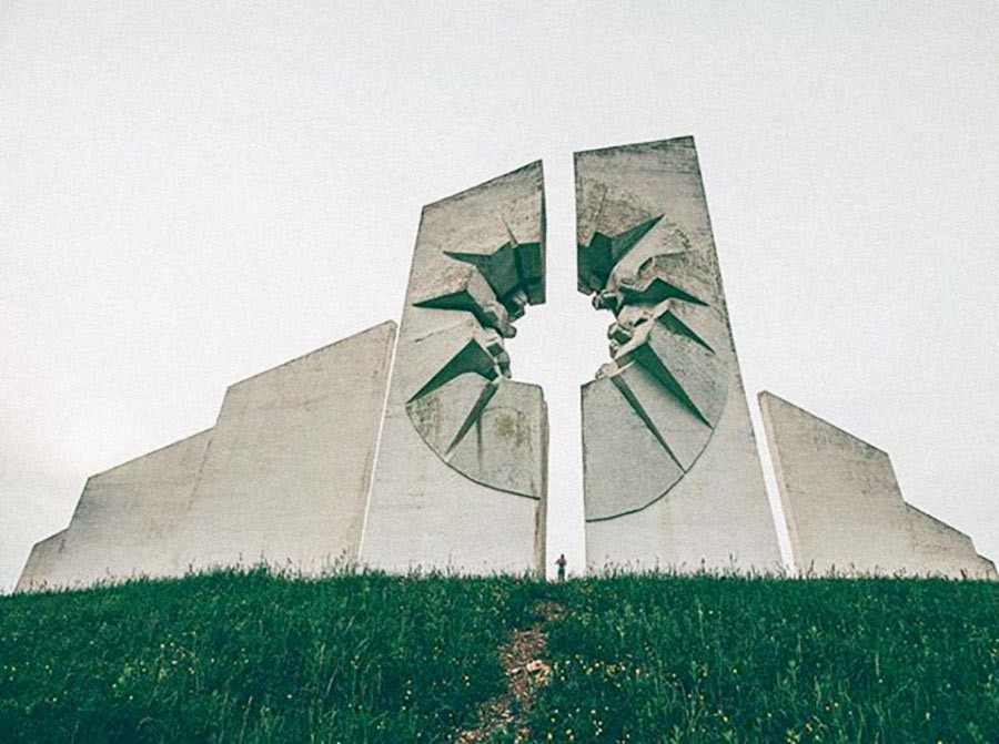 Macedonia del Norte, Kruševo, Monumento abandonado dedicado a Yugoslavia