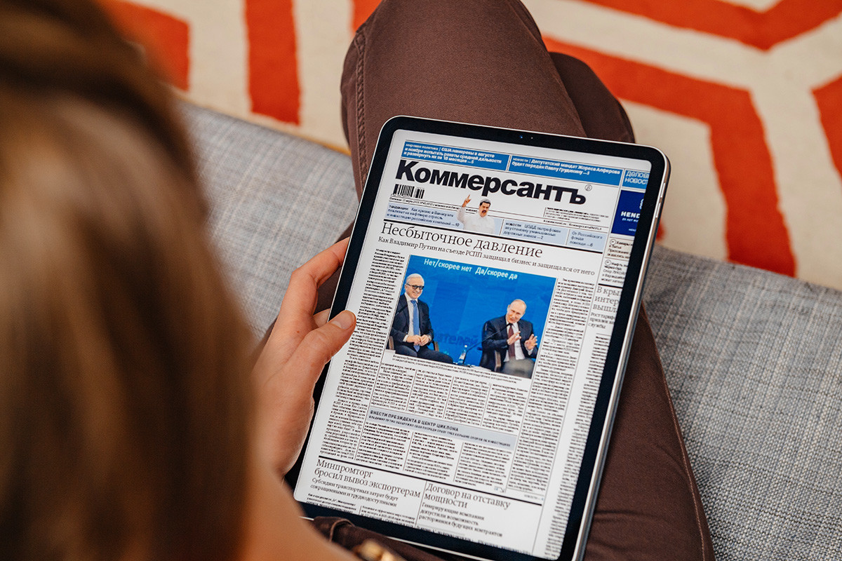 Un article du journal Kommersant, lu sur tablette