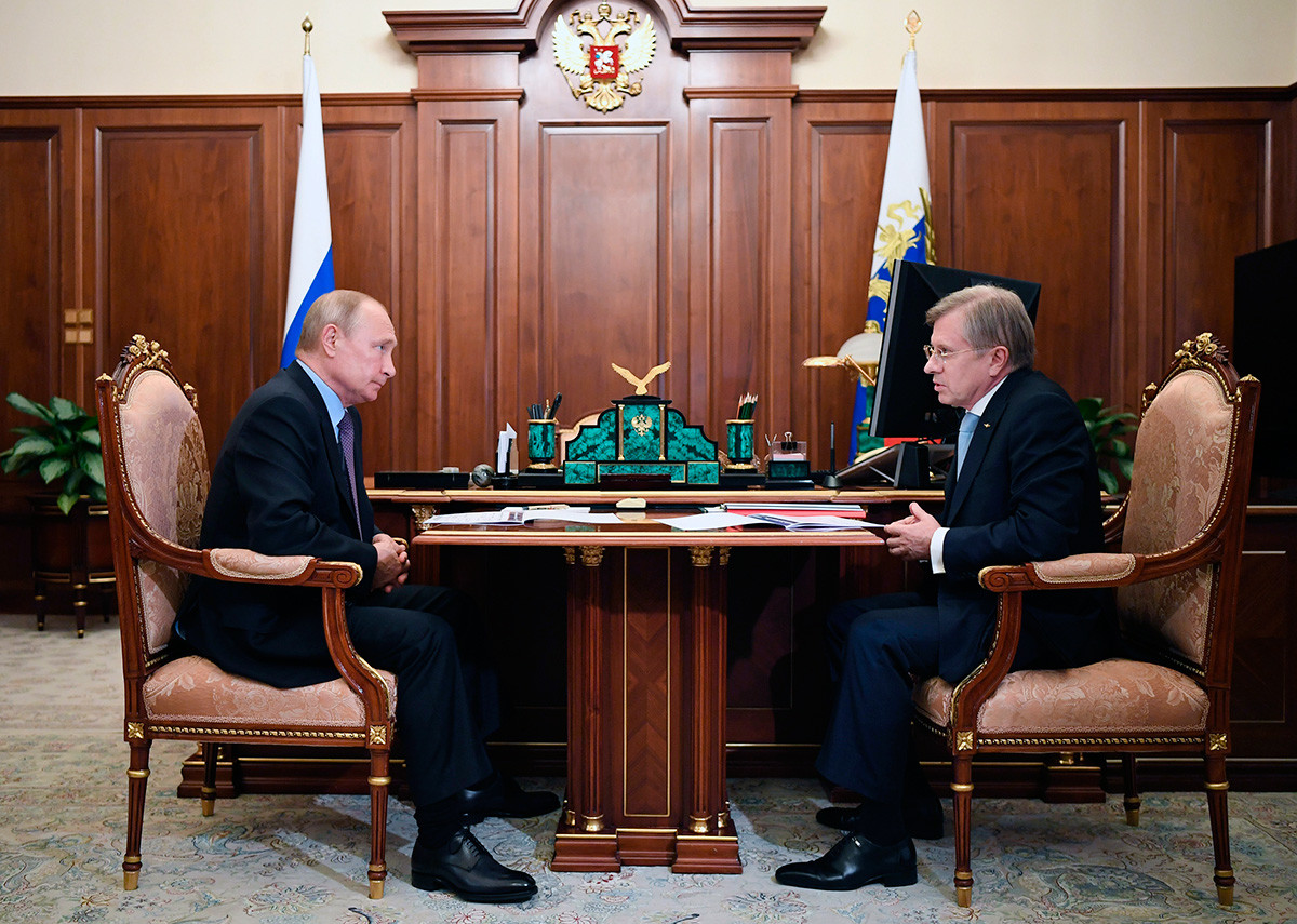 Presiden Rusia Vladimir Putin saat mengadakan pertemuan dengan CEO Aeroflot Vitaly Savelyev. 