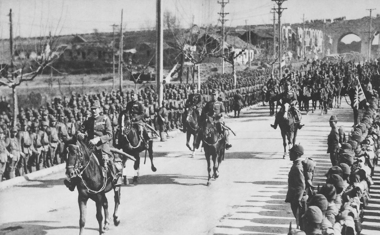 Tentara Kekaisaran Jepang berbaris memasuki Nanking, 13 Desember 1937.