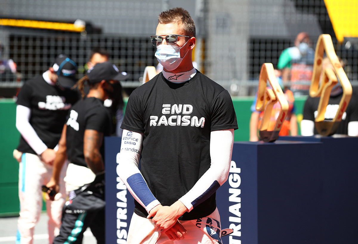Piloto russo da AlphaTauri, Daniil Kvyat, com camiseta com a frase “End Racism” antes da corrida na Áustria, em 5 de julho de 2020