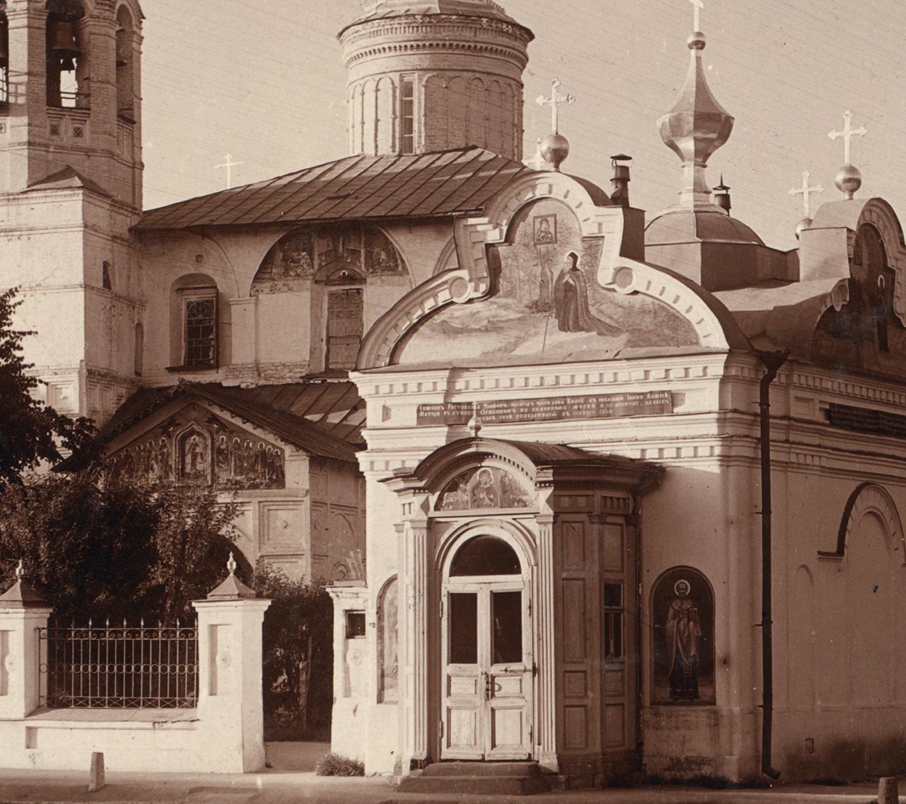 Chapel of the Tolg Icon of the Virgin (demolished early 1930s). Background: Church of St. Nicholas Nadein. Summer, 1910 