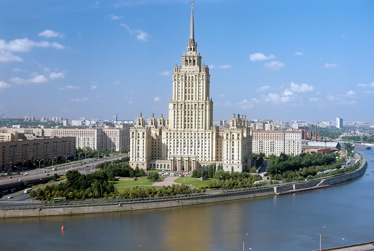 Pogled na zgradbo hotela Ukrajina v Moskvi

