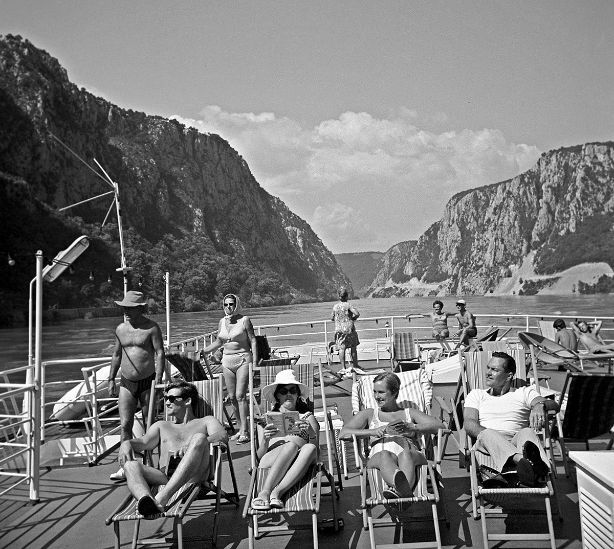 Turisti na ladjici med plovbo po Donavi, 1969