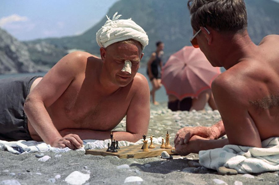Schachspieler an einem Strand auf der Krim
