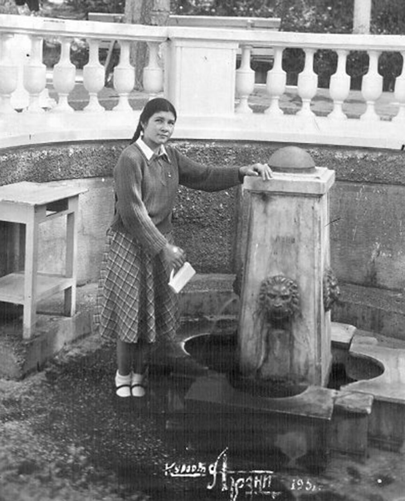 Une femme à la station balnéaire d'Arzni, en RSS d'Arménie, en 1951