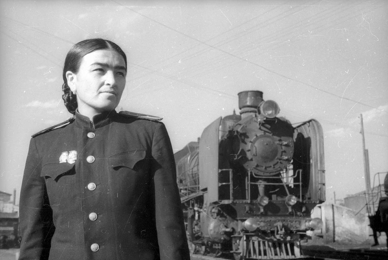 Ghulam Gasanova, ingénieure en locomotives, en 1943
