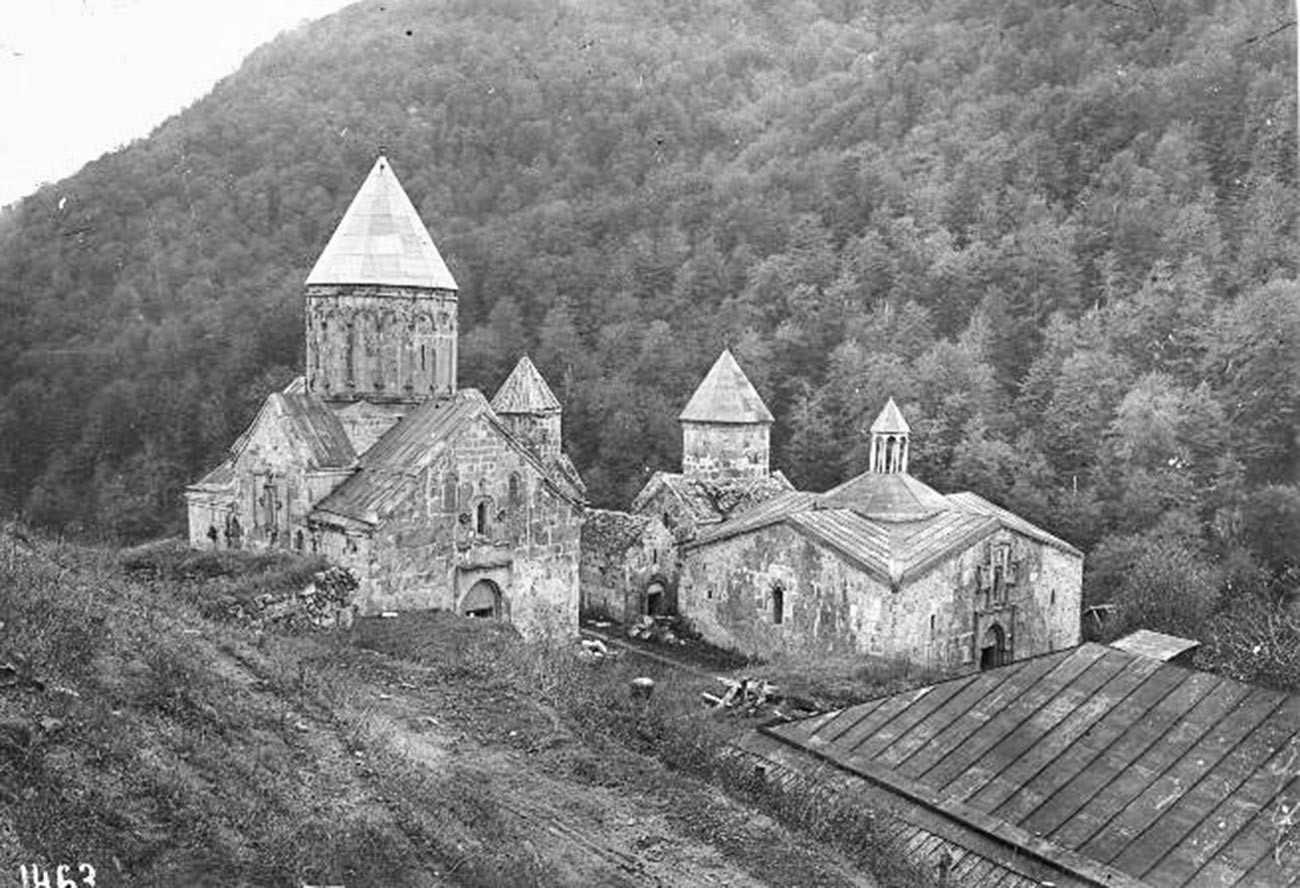 Alors que les villes sont parsemées de monuments soviétiques, les monastères anciens dominent dans les montagnes.

