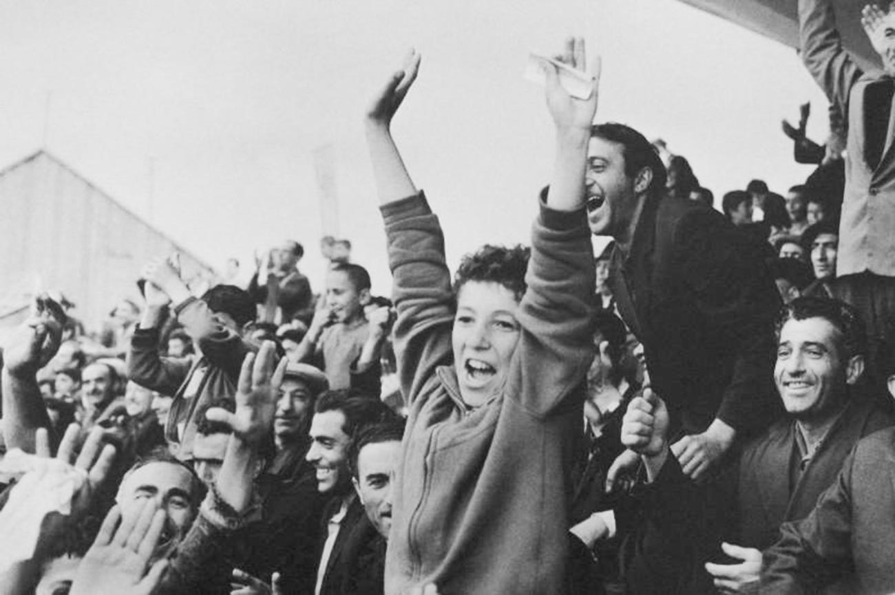 Supporters dans un stade d’Arménie dans les années 60

