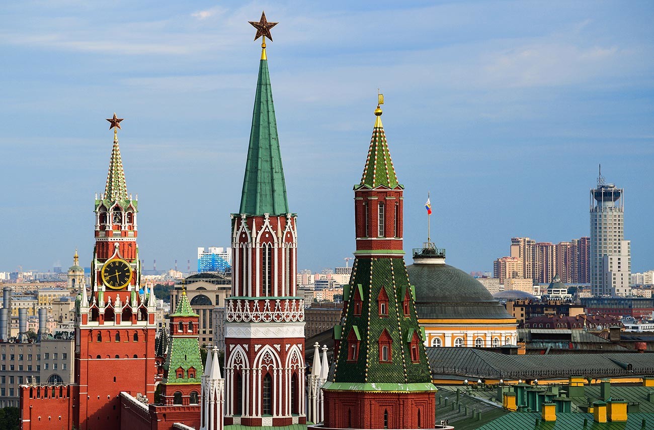 Куле Московског кремља. Слева надесно: Спаска, Никољска, Угаона Арсеналска.
