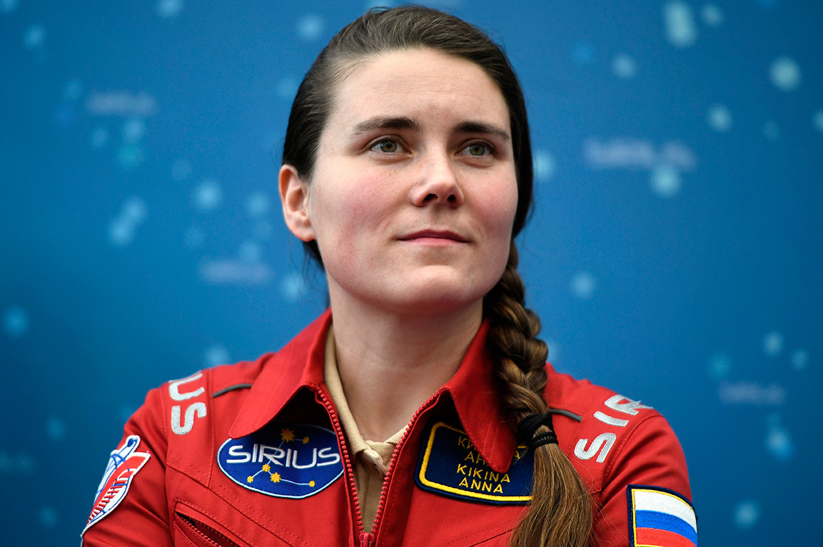 Anna Kikina durante una conferencia de prensa dedicada al experimento terrestre de simulación del vuelo a la luna SIRIUS-17 en Moscú. 