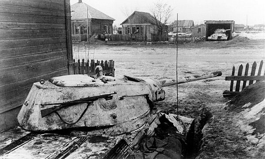 Des chars soviétiques en embuscade près de Rjev