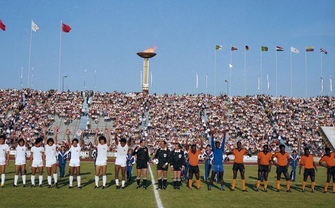 XXII Олимпийски игри, Ленинград, 25 юли 1980 година. Националните отбори на Венецуела и Замбия преди мача