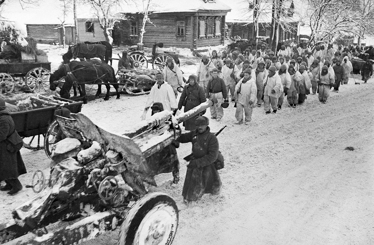 Slom njemačko-fašističkih trupa kod Moskve. Početak kontraofenzive Crvene armije. Sovjetske trupe u oslobođenom selu. 6. prosinca 1941.
