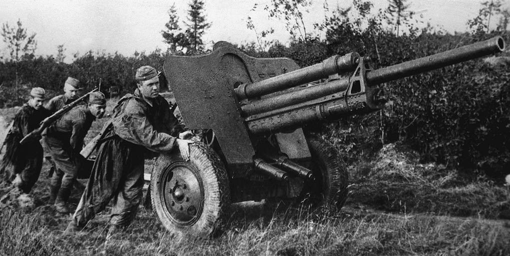 Artiljerci na polaznim položajima u borbama kod Rževa 1942. godine.
