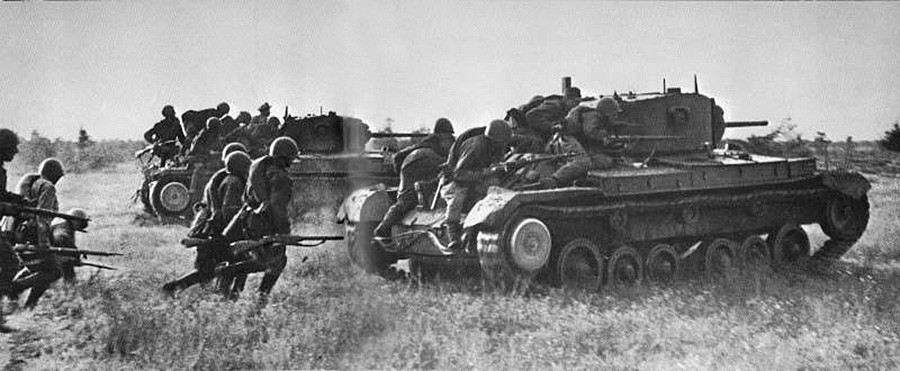 Crvenoarmejci idu u napad na Kalinjingradskom frontu, a tenkovi ih pokrivaju. Rževsko-sičevski dio fronta, 1942.

