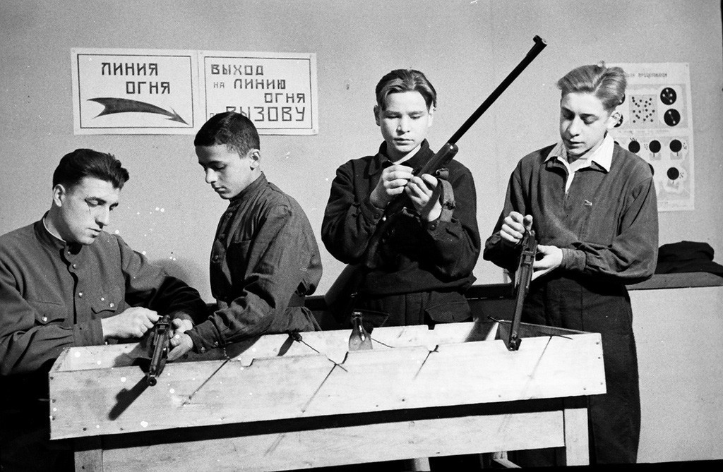 Galeria de tiro para jovens na Casa dos Pioneiros de Moscou, 1952.

