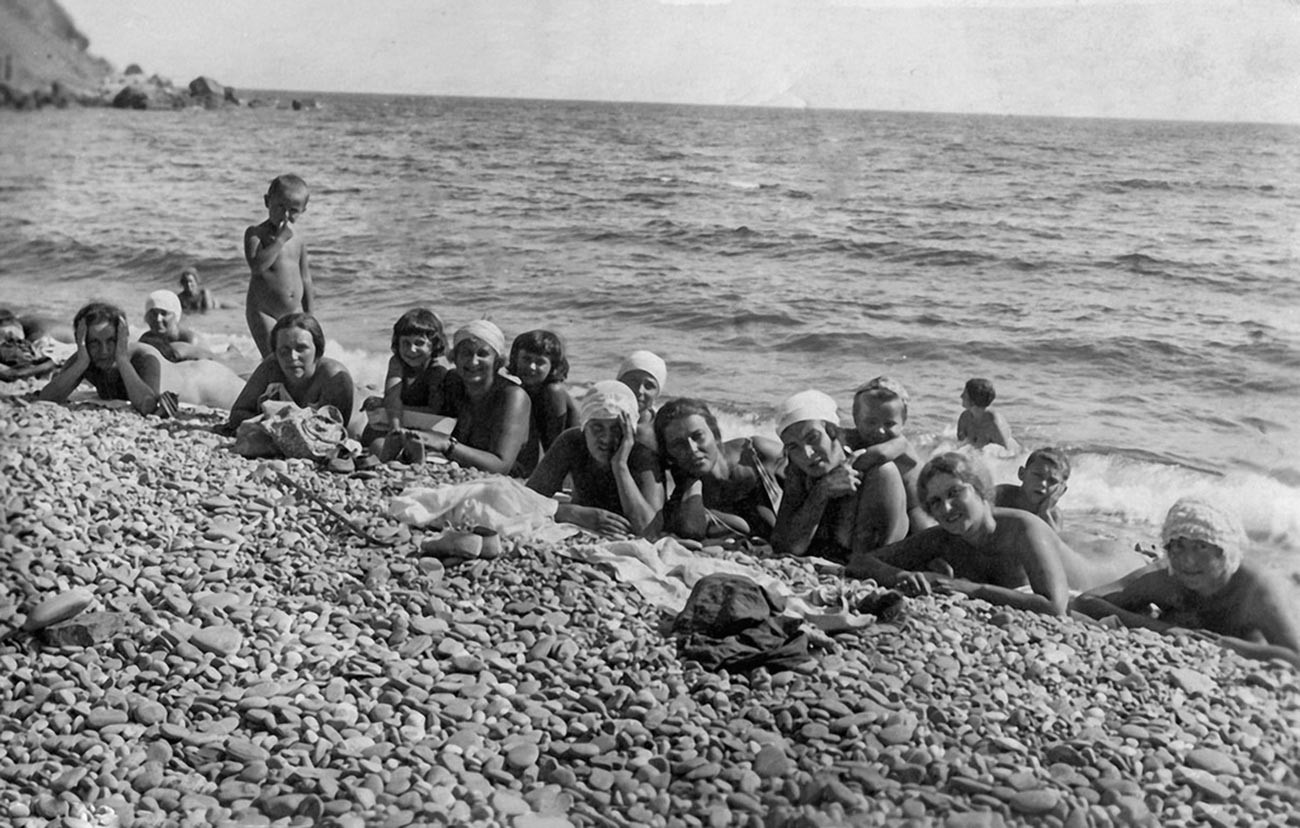 Наге раднице фабрике „Пролетерска победа“ са децом на одмору на Криму, 1932.