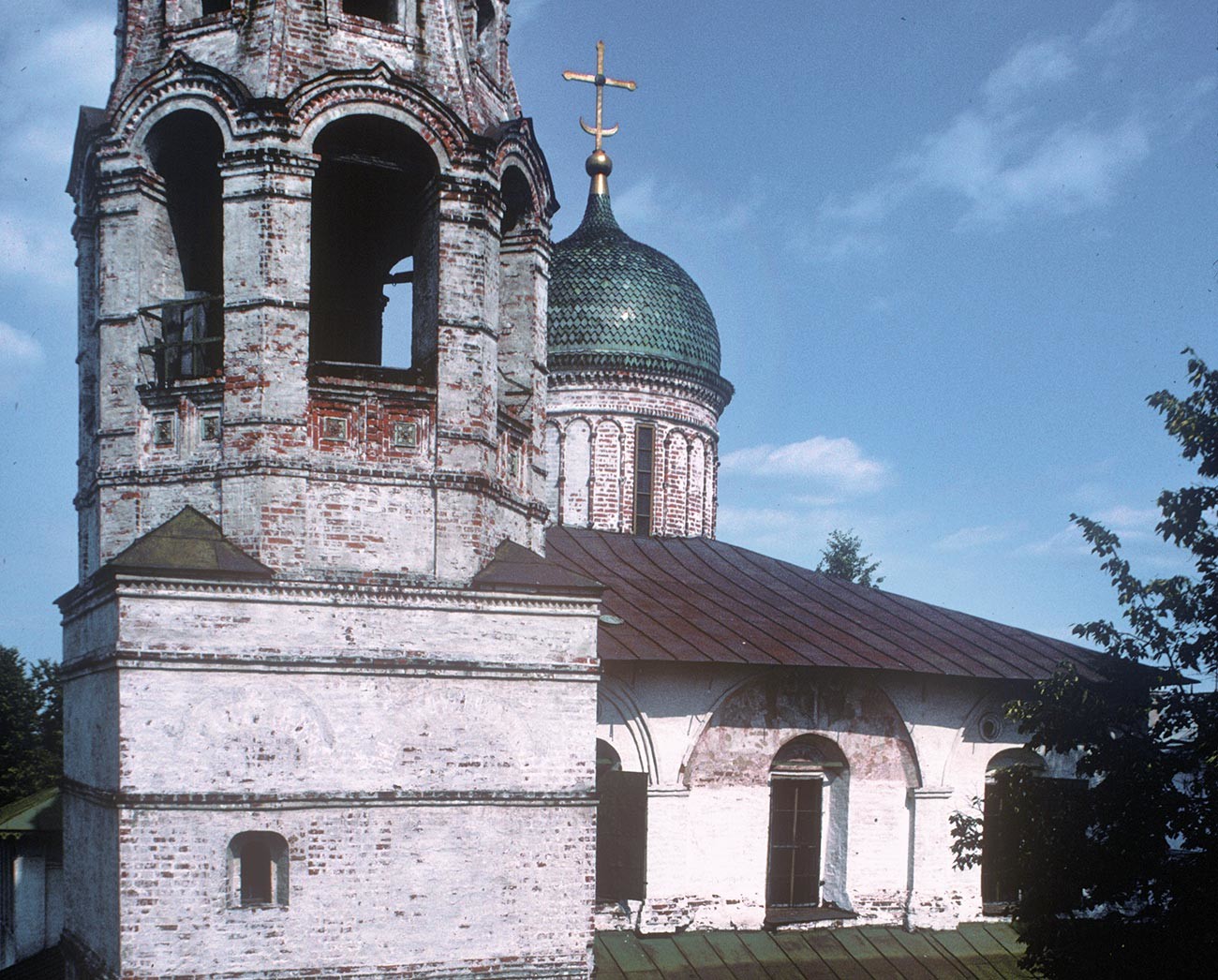 01 Iaroslavl. Église Saint-Nicolas Nadeïn. Vue ouest, étages supérieurs avec tour de clocher. 