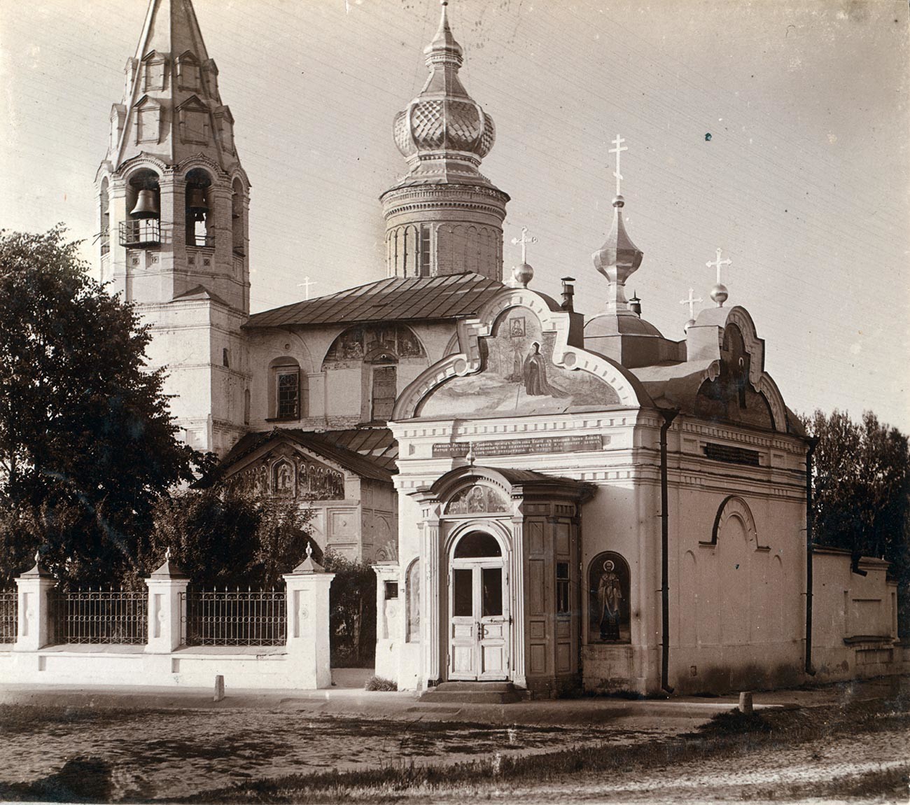 Église Saint-Nicolas Nadeïn. Façade sud-ouest. À droite : chapelle de l'icône de la Vierge de Tolga. 
