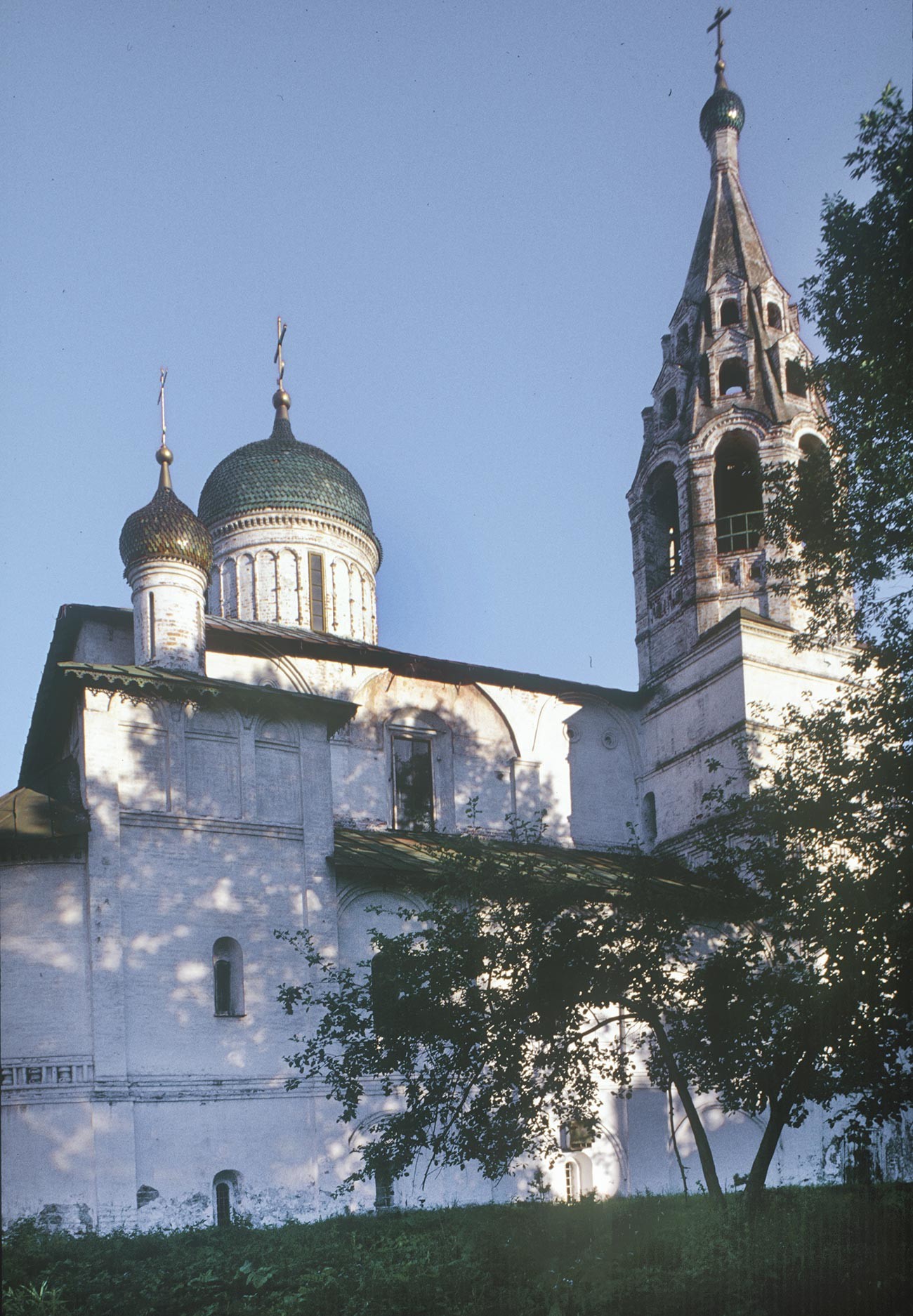 Église Saint-Nicolas Nadeïn. Façade nord avec à gauche la Chapelle de l'Annonciation. 