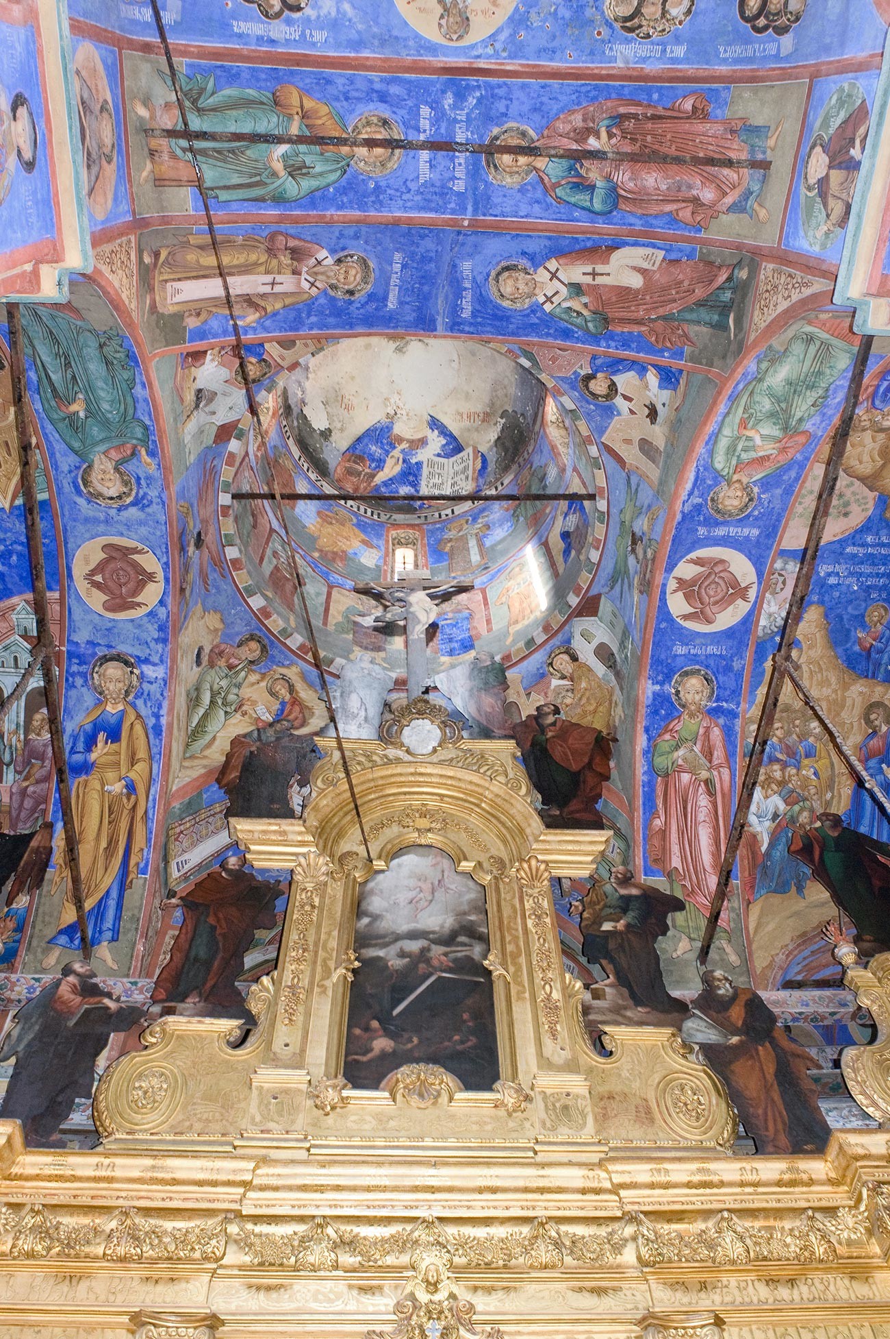 Église Saint-Nicolas Nadeïn. Partie supérieure de l'iconostase avec l'icône de la Transfiguration. Au-dessus : croix centrale et dôme (image du Christ Pantocrator abîmée). 