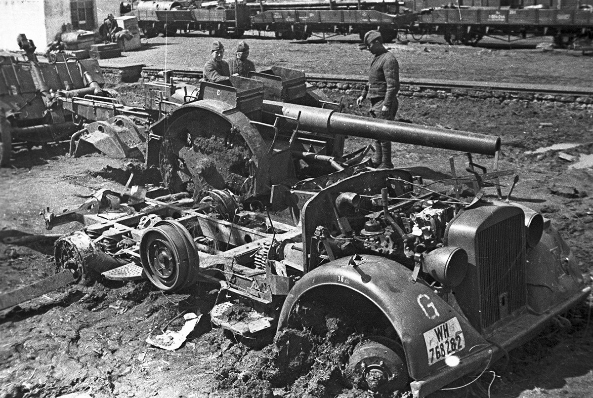 Vojaki Rdeče armade med ogledom uničene nemške tehnike blizu Tule