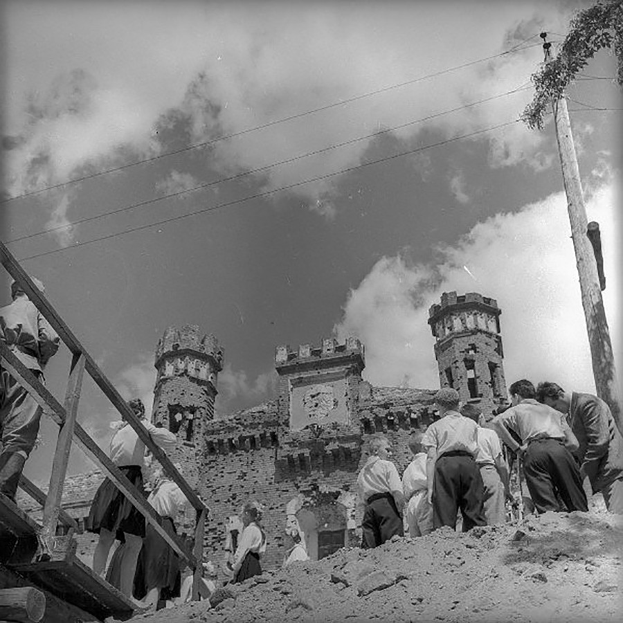 Пионеры у Брестской крепости, 1960-ые  