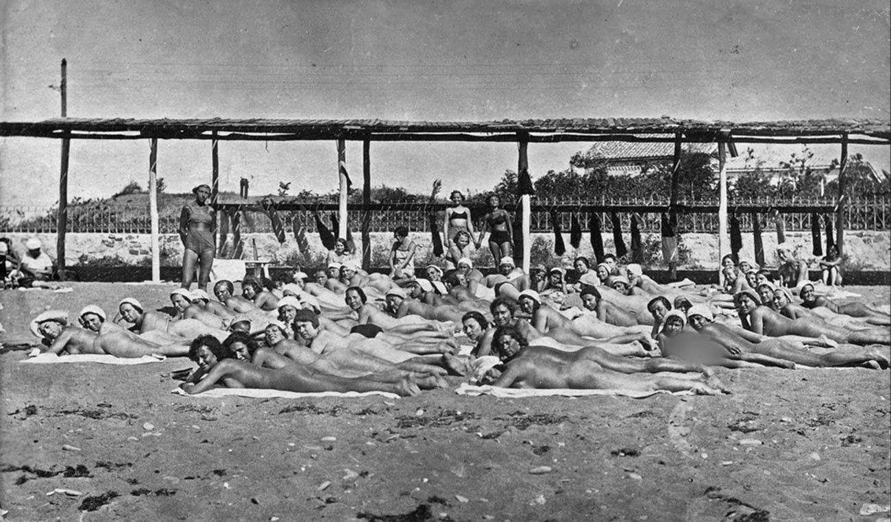 クリミアのリゾート地での日光浴。1933年　