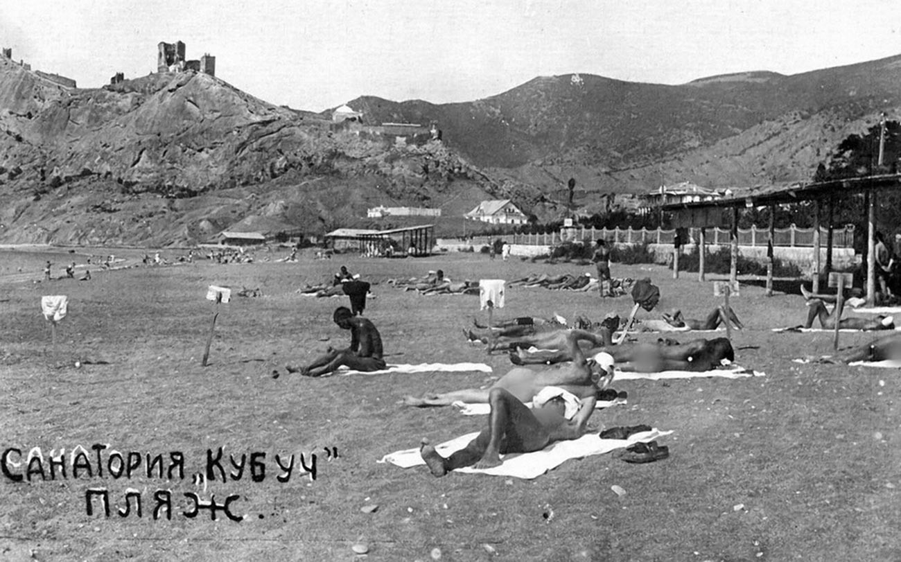 クリミアのサナトリウム「クブチ」のビーチで休暇を楽しむ人々。1932年