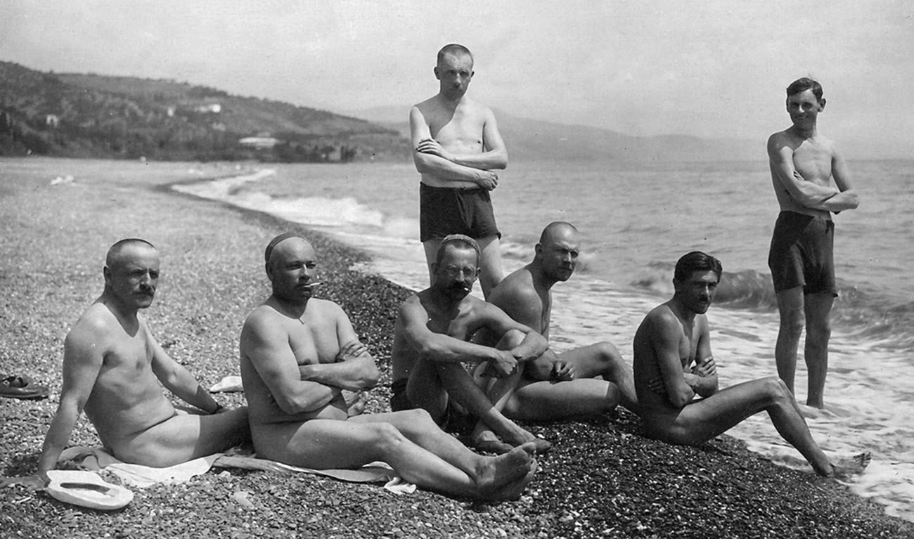 Ouvriers de l’usine Proletarskaïa pobeda (Victoire prolétaire) sur une plage de Crimée, 1932
