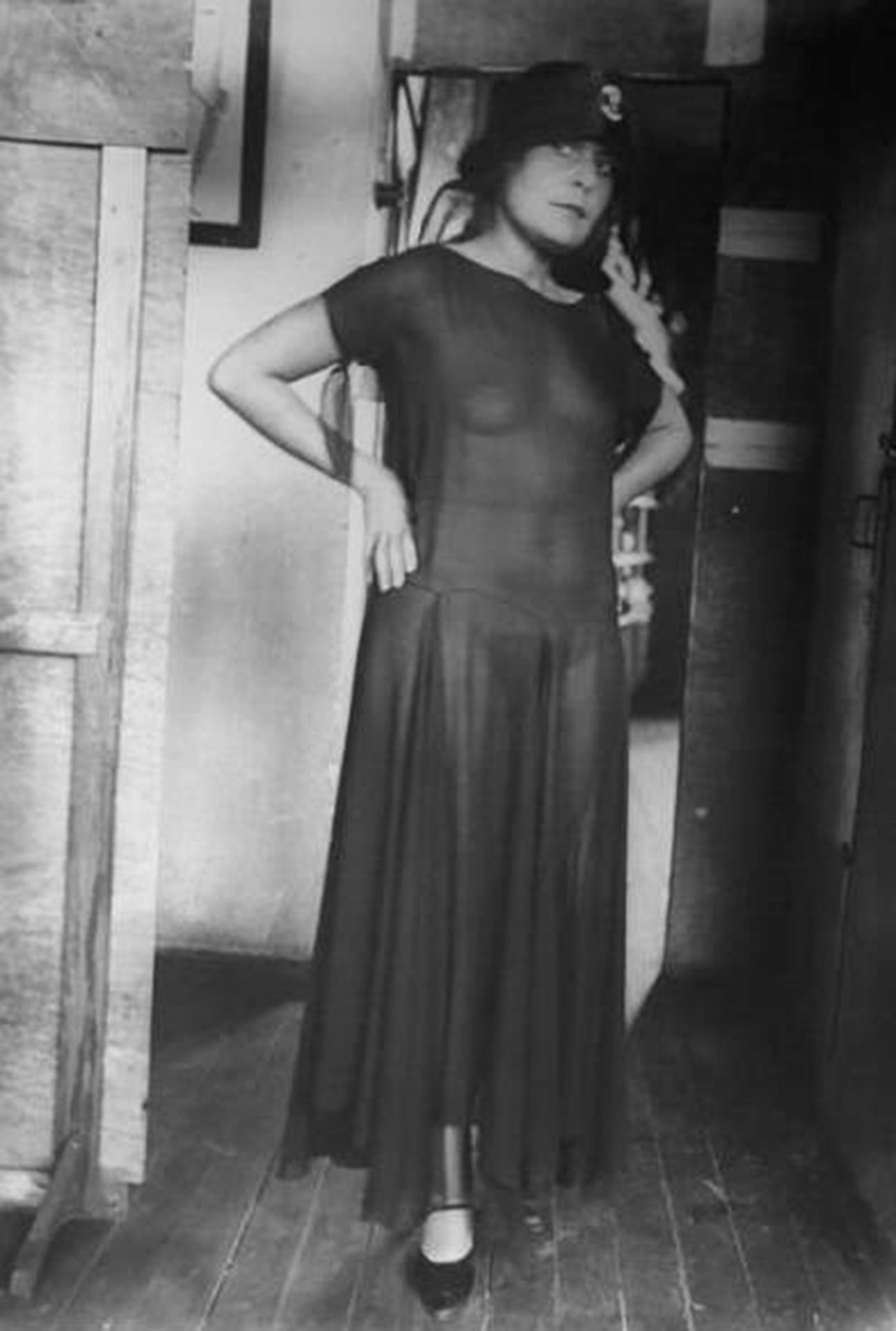 Lili Brik, la muse du poète Vladimir Maïakovski, dans une robe transparente, 1924