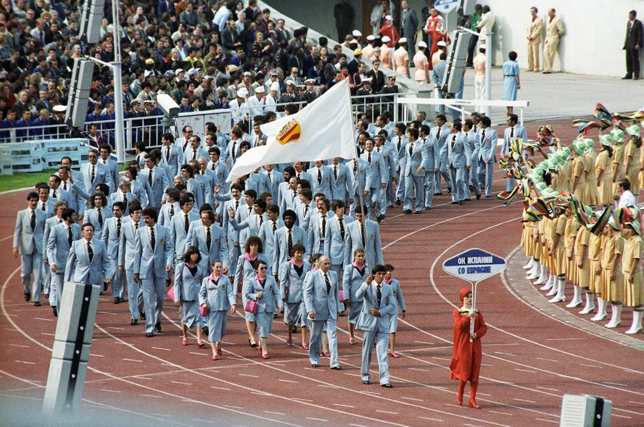 開会式でオリンピック旗の下で行進するスペイン選手たち