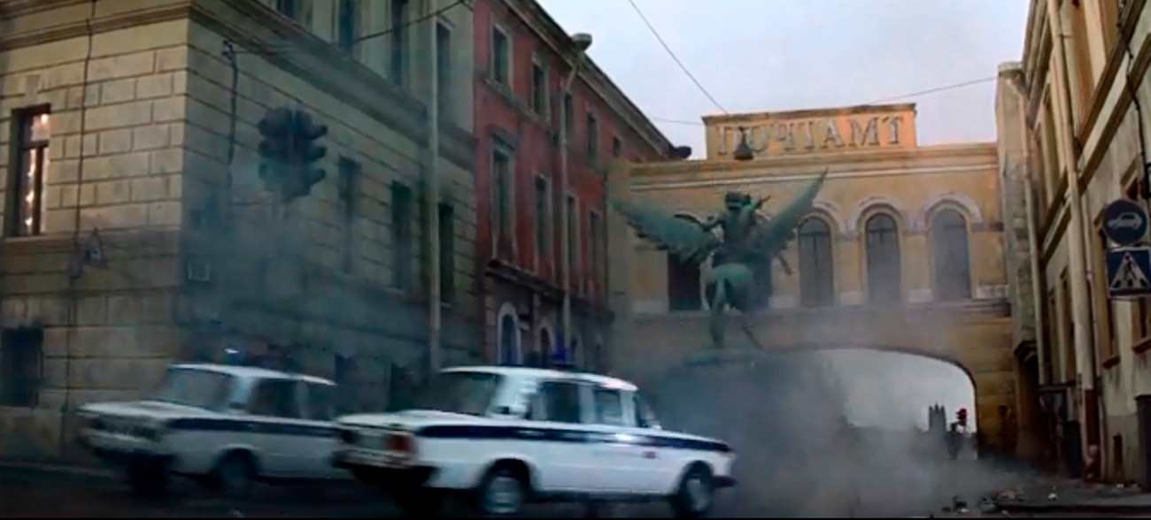 Pierce Brosnan a filmé la scène de la poursuite du char sur place, et a conduit un vrai char, mais les parties les plus destructrices, comme celle-ci, ont été filmées sur plateau