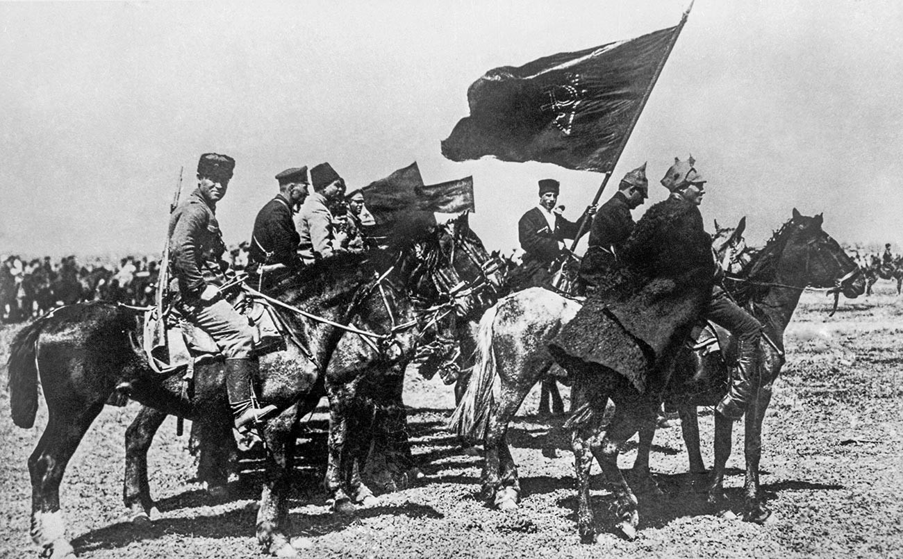 Репродукция на снимка на войници от Първа кавалерийска армия през 1920 г. по време на Гражданската война. Точната дата и местоположението не са установени.