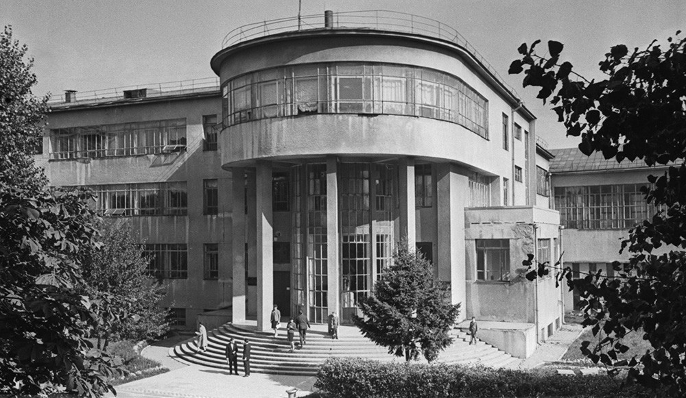 Perpustakaan Negara Belarus Soviet, sebuah mahakarya arsitektur konstruktivis, 1962. 