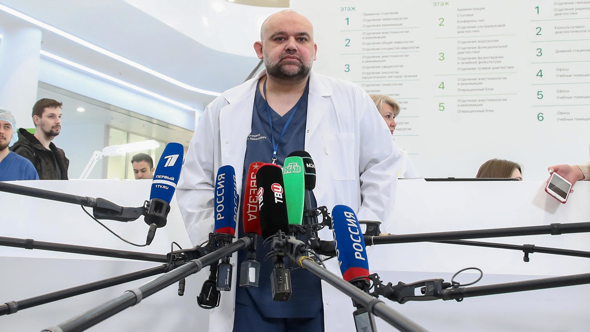 Денис Проценко, главният лекар на московска болница №40 в Комунарка, разговаря с журналисти в многопрофилния медицински център  